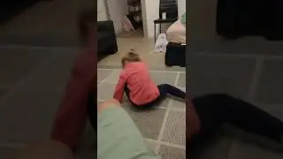 диана катается на ноге