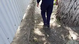 пацан бегает по горящему пуху
