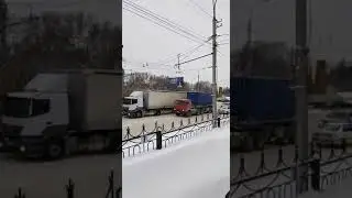 Фуры заблокировали подъем на Октябрьский мост Новосибирска