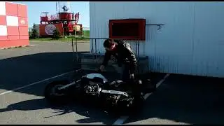 ПОДНИМАЮ МОТОЦИКЛ БЕЗ НОГИ