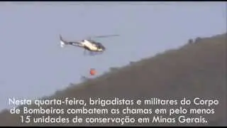 Helicóptero busca água de piscina para combater incêndio na Serra do Rola-Moça em BH - 14/10/2015