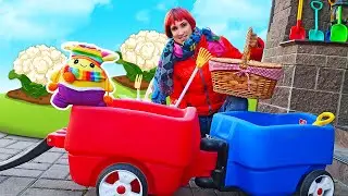 ¡Cocinamos con el peluche Lucky! Juegos de cocina para niños con juguetes de peluche