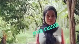 Mia main di hutan