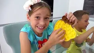 Sofia and too many Pop It toys!! Pop it challenge