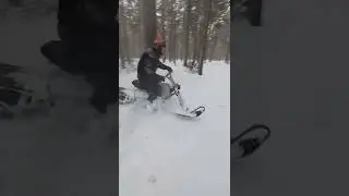 маневрирование между деревьями на сноубайке
