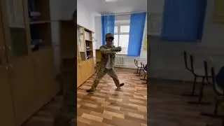 Поперечный шпагат в прыжке. Подросток танцует гопак. Folk dance Gopak