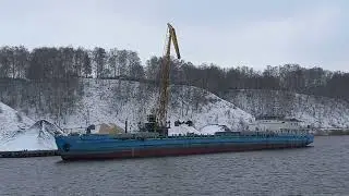 Выгрузка щебня с сухогруза на причал.Городец.