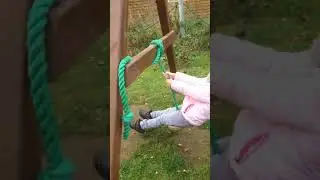 Ника качается на качелях
