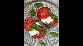БРУСКЕТТА С ТОМАТАМИ, МОЦАРЕЛЛОЙ И ПЕСТО
