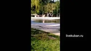 Голая женщина купается в фонтане