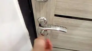Мне кто-то звонит и ломает дверь .Я не знаю кто это