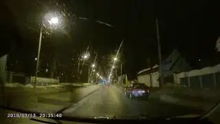 опасный лётчик, на ПП стоят женщина с ребёнком, а он летит 80+ по мокрому асвальту.