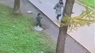 Пацан упал в люк!