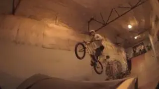 трюки на bmx, ангар, Андрей 