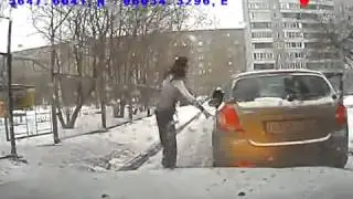 Как паркуются глупенькие и наглые девочки