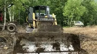 Бульдозер летит по лужам. 🤘
