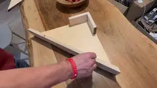 #9 Полочка, которая помогает спрятать провода
