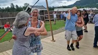 Trekkspill instrumental med Odd Arne Sørensen sammen med Mr.Ray  på Dokka camping 01.07.23 Dansnytt