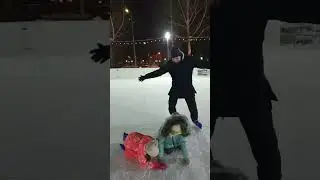 Саша и Ксюша катаются на коньках