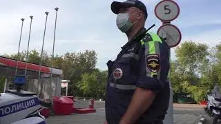 Мотоциклист бросается на камеру/инспектора бездействуют