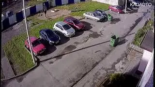 На Аллее Смелых мусорный контейнер совместно с ветром повредили несколько автомобилей. 11.10.17