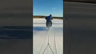 За папой на лыжах за мотоциклом по озеру