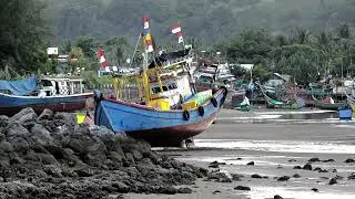 Kapal ikan di Laut Surut | VIDEO FOOTAGE