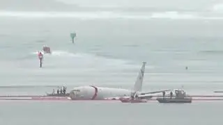 ⚡️Самолет ВМС США выкатился за пределы ВПП и оказался в Тихом океане на Гавайях.