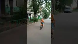 Научился кататься без рук на велосипеде