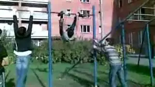 Trick on monkey bars / Прикол на турнике