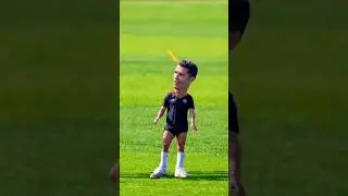 The shortest footballer 😯