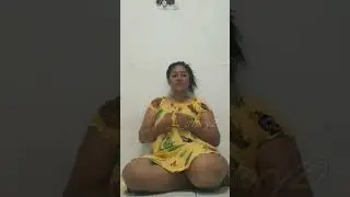 Duduk santai atas lantai keramik