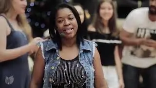 Pessoas cantando em um shopping - Maringá Park - Apresentação de Natal