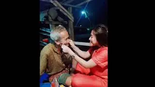 kakek tersenyum Ama cucu cantik