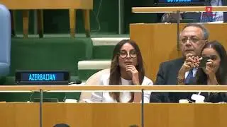 Алиев про Ходжалы, а дочка и жена селфи улыбки пускают.