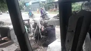 Dùng hàn gió đá để xả nắp số để bắt bơm nhớt cho xe công nông 2 cầu