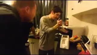 Что будет если засунуть нож в тостер