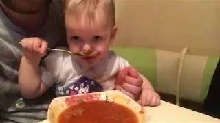 Учусь есть ложкой суп самостоятельно
