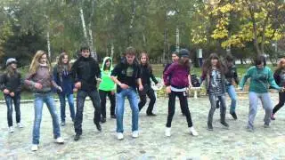 SHINee - Ring Ding Dong Flashmob (more like a parody)