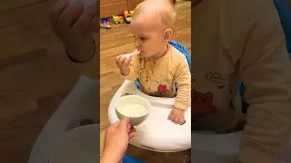 Pirozhok eats porridge by himself. 