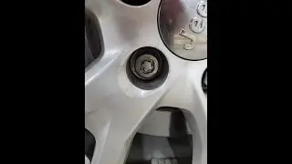 2018 Jeep Cherokee Mopar MCGARD stripped Wheel Lock Removal
