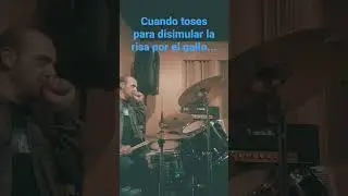 cuando toses para disimular la risa...