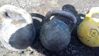 Швунг трех  стандартных не связанных гирь  49.6 кг.одной рукой(Заброс в стойку двумя руками).