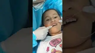 Mari ensinando fazer nó no fio dental para arrancar o dente mole