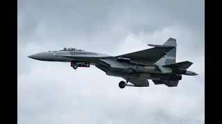 Истребитель Су-35 летит на малой высоте и скорости. 