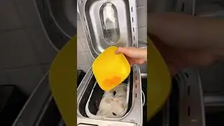 Тесто 3 раза подняться должно и потом можно с ним работать 