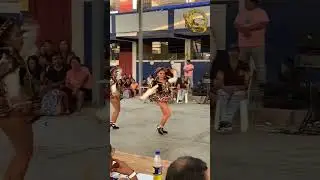 Preciosas cholitas Caporales moviendo polleritas  