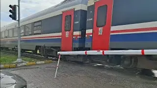 İZMİR-NAZİLLİ TRENİ ERBEYLİ HEMZEMİN GEÇİT BARİYERLERİNDEN GEÇİŞ... (SALLANAN ÇUBUKLAR)