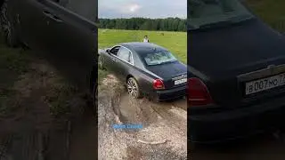 У Юли Гаврилиной застряла машина в яме 