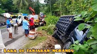 LAKA DI TANJAKAN NGRANDU. TRUK DUMP MUATAN PASIR TERGULUNG